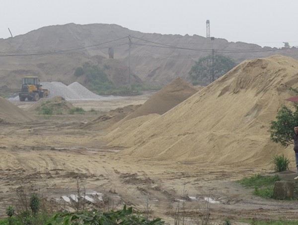 Tiếp bài người dân thị trấn Phú Minh ngộp thở vì xe quá tải: Do bãi tập kết khoáng sản trái phép gây ra