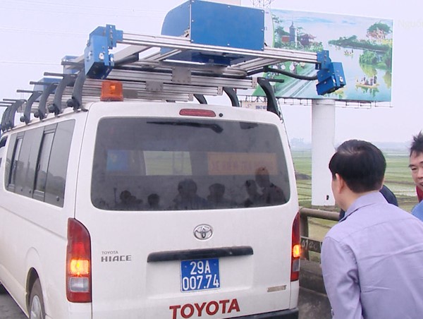 [Video] Chiếc xe phân tích vết nứt, ổ gà trên mặt đường Việt Nam