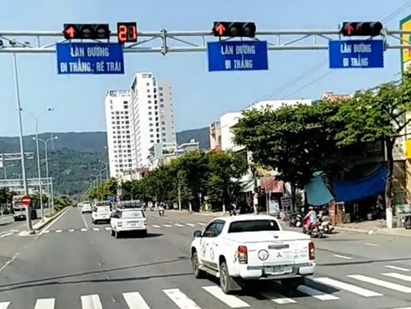 Đà Nẵng: Trích xuất camera truy tìm đoàn "xế hộp" vượt đèn đỏ