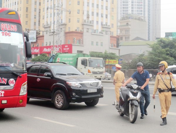 Theo chân CSGT Hà Nội xử lý vi phạm giao thông trên đường vành đai 3 trên cao