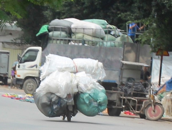 [Ảnh] Cận cảnh xe cồng kềnh chở rác ở Trung Văn