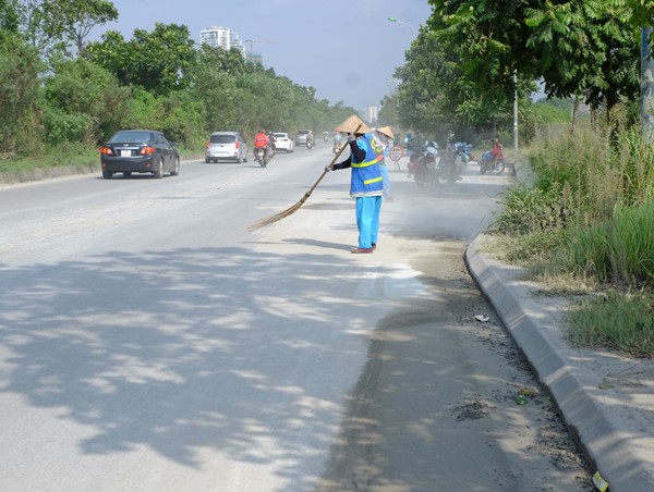 Khó khăn duy trì vệ sinh Đại lộ Thăng Long