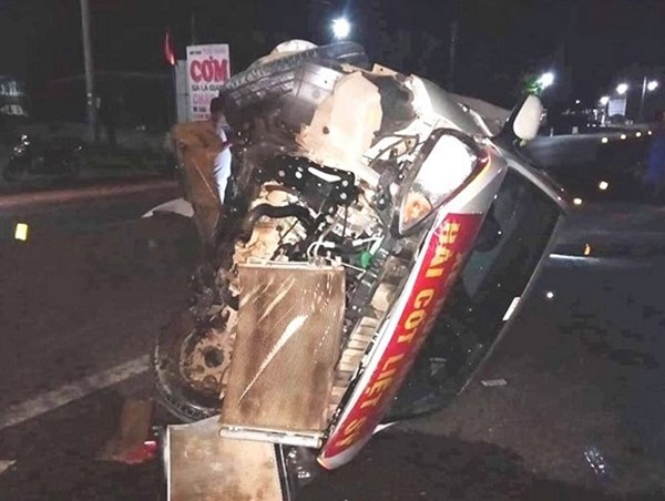 Hà Tĩnh: Va chạm giữa xe đầu kéo với ô tô 5 chỗ, nhiều người bị thương