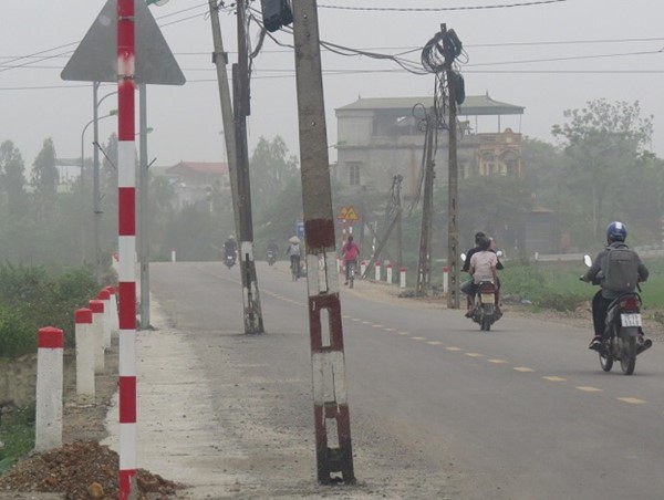 60 cột điện nằm giữa đường liên xã Dân Hòa - Tân Ước: Dùng dằng trách nhiệm