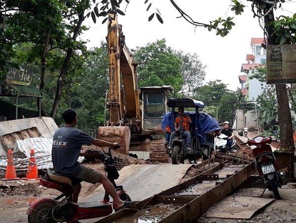 Khổ vì tiến độ thi công cầu Hạ Dục chậm chạp