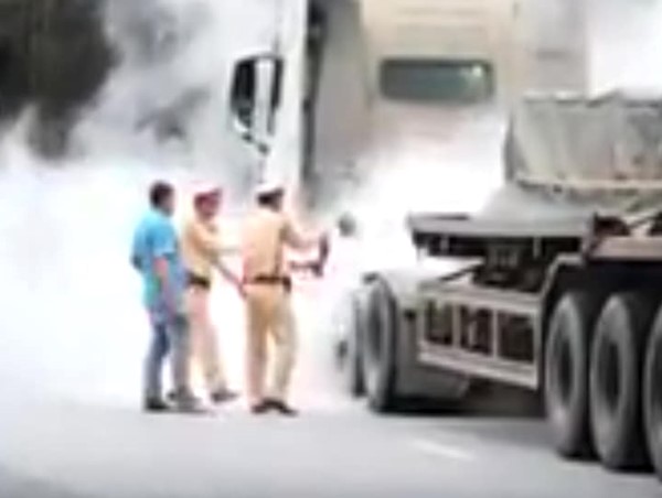 Hà Nội: Xe container bốc cháy dữ dội, cảnh sát giao thông dập tắt kịp thời