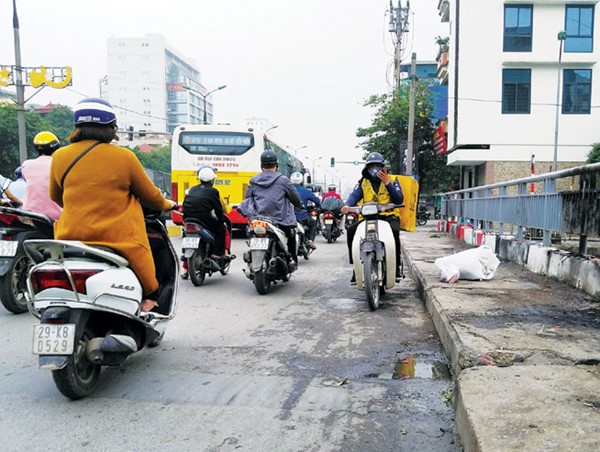 [Điểm nóng giao thông] Vô tư ngược chiều trên cầu Trắng