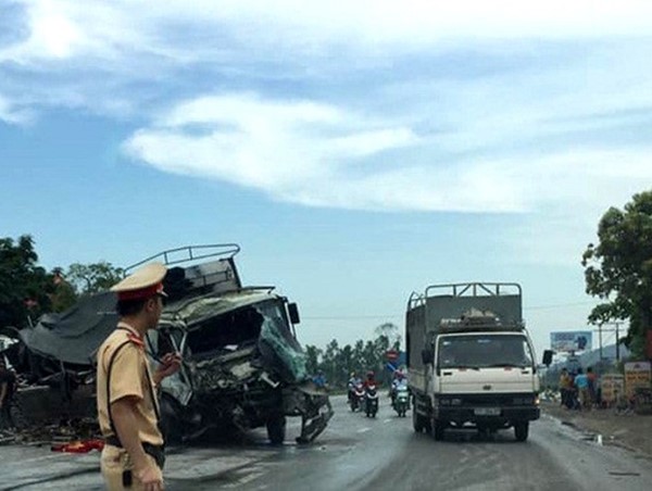 Cậy cabin bẹp nát cứu tài xế sau va chạm với xe container