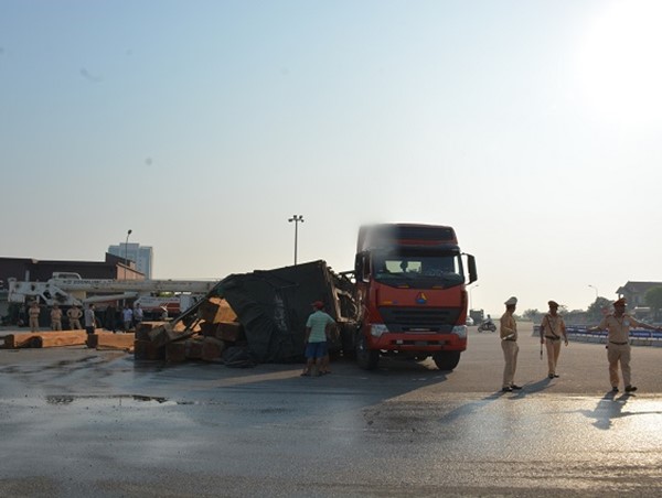 Hà Tĩnh: Xe đầu kéo chở gần 70 khối gỗ lật nhào trên quốc lộ