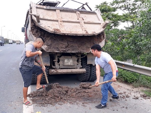 Tóm gọn xe tải làm rơi vãi bùn đất trên tuyến Đại lộ Thăng Long