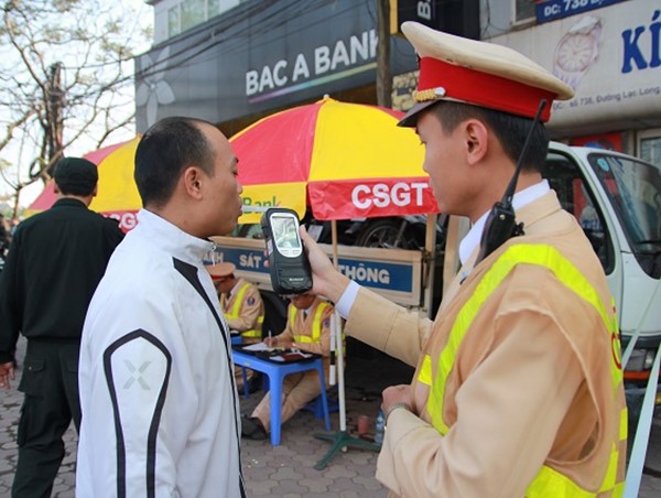 Kiềm chế tai nạn giao thông: Xử phạt thôi chưa đủ