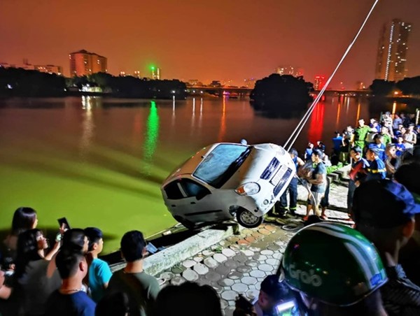 Ô tô từ trên đường lao thẳng xuống hồ Linh Đàm “tắm mát”
