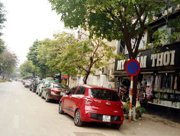 [Điểm nóng giao thông] Ô tô đua nhau chiếm dụng lòng đường Nguyễn Quý Đức