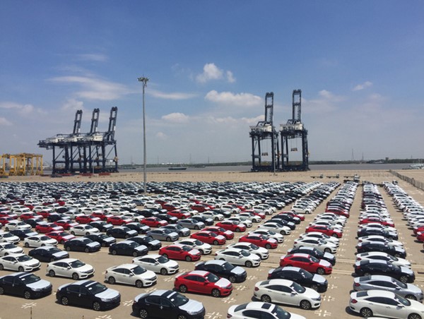 Xe nhập khẩu nguyên chiếc về Việt Nam tăng mạnh