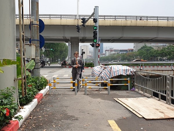 [Điểm nóng giao thông] Đường đi bộ khó đi