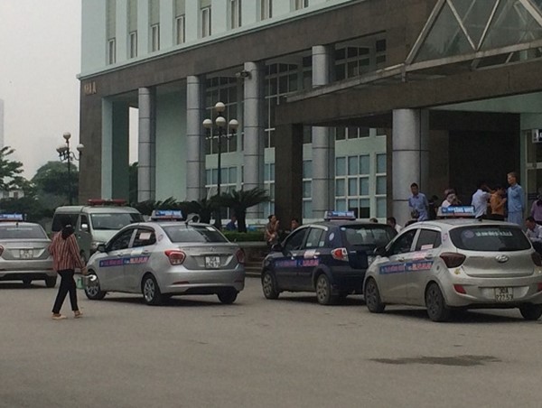 Taxi Sông Nhuệ “bắt chẹt” Bệnh viện K