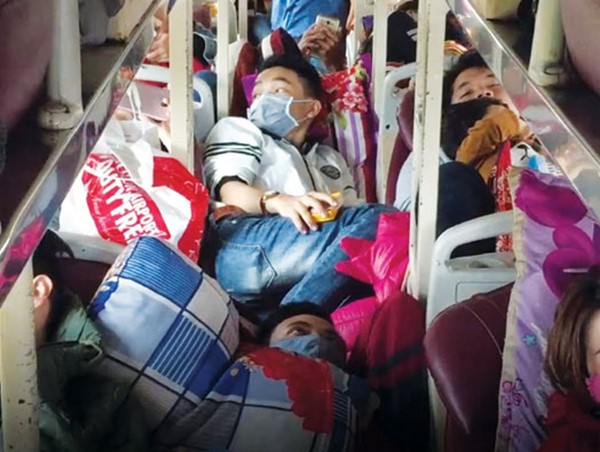 Nhiều vụ xe nhồi nhét hành khách: Có phần trách nhiệm của lực lượng chức năng