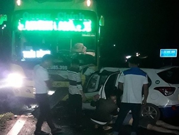 3 người trên taxi tử vong sau cú tông trực diện với xe khách