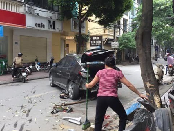 Hà Nội: Ô tô đâm liên hoàn trên phố, 2 mẹ con nhập viện cấp cứu