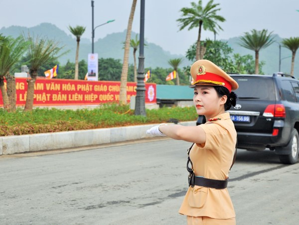 Những "bóng hồng" CSGT làm nhiệm vụ tại Đại lễ Vesak 2019