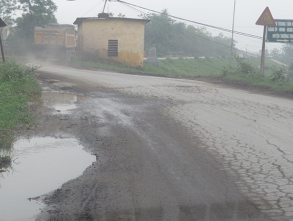 Xe quá tải "cày nát" đê Hữu Hồng: Phòng Cảnh sát giao thông xử lý 120 trường hợp