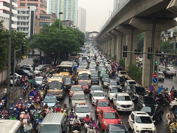 Đường Nguyễn Trãi tắc cứng trong mưa