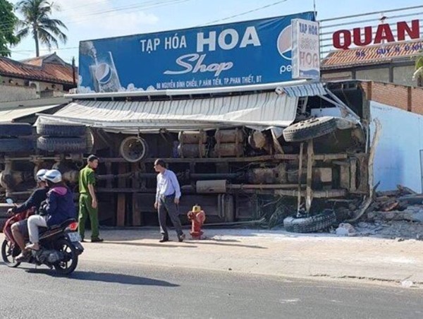 Xe tải chở gạch lao vào nhà dân khiến 2 người bị thương