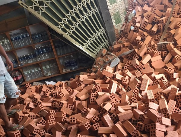 [Clip] Khoảnh khắc xe tải mất lái lao thẳng vào quán tạp hóa