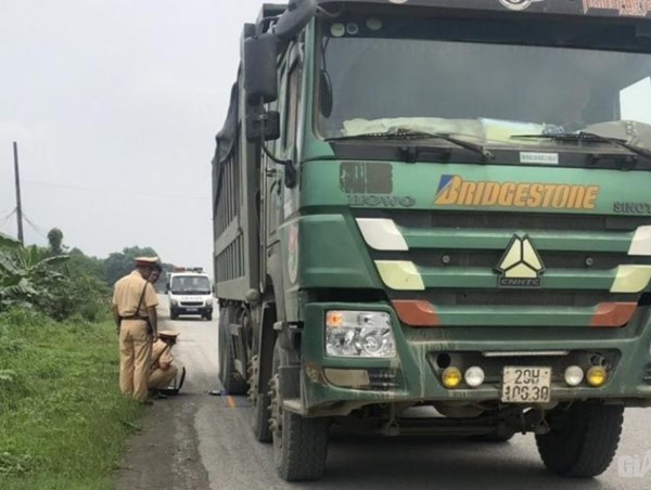 Xe quá tải ‘tung hoành’ trên tuyến Hòa Lạc – Hòa Bình