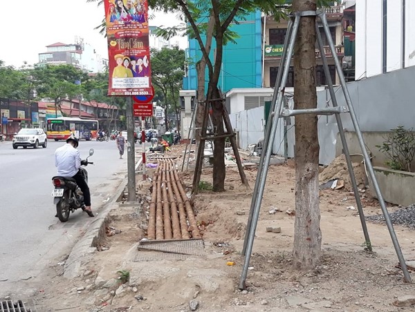 Vỉa hè đầu phố Thái Hà cày lên nham nhở đẩy người đi bộ xuống lòng đường