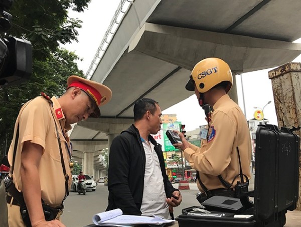 Kiểm tra nồng độ cồn, ma túy với lái xe: Nhiều trường hợp bất hợp tác, chống đối.