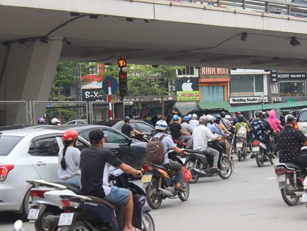 Ùn tắc giao thông tại Ngã Tư Sở: Bất cập từ tín hiệu đèn?