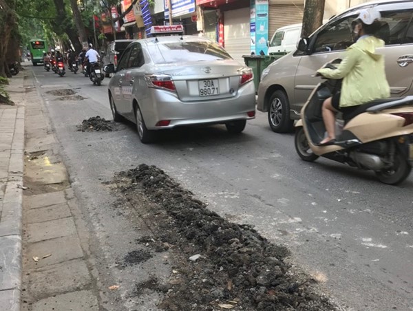 Thi công không hoàn trả mặt đường, VNPT đẩy người tham gia giao thông đối diện với nguy hiểm