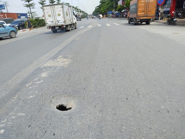 Xuất hiện hố sụt lún trên Quốc lộ 5