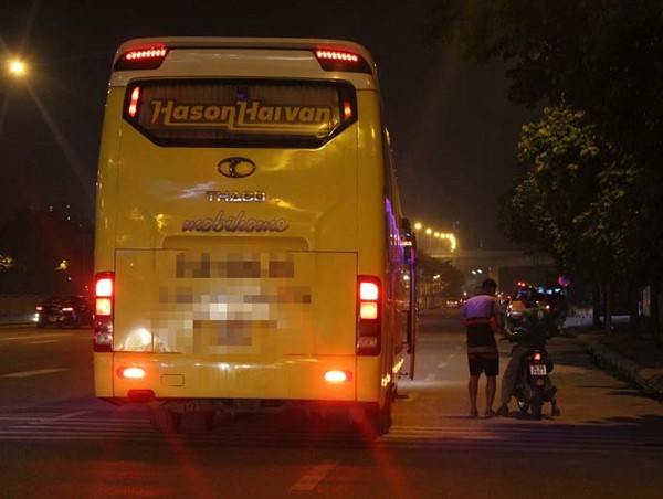 “Bến cóc” trên đường Phạm Hùng: Hoạt động rầm rộ trong đêm