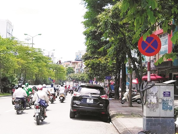 Dù đã cắm biển cấm dừng đỗ, ô tô vẫn nhờn luật trên phố Đào Tấn