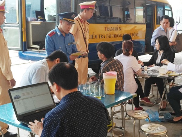 Loay hoay kiểm tra lái xe dùng ma túy