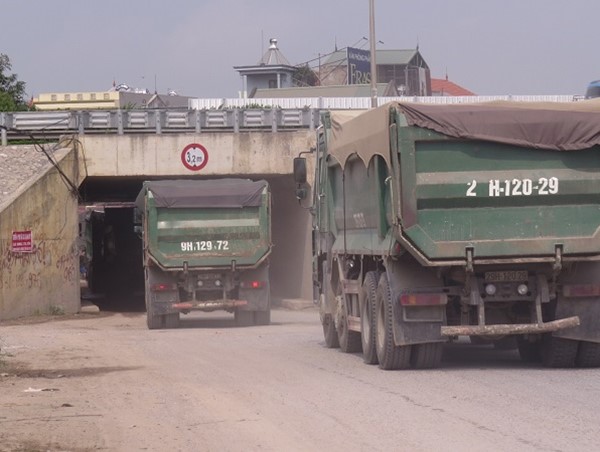 Thường Tín: Xe quá tải "cày nát" đường liên xã 