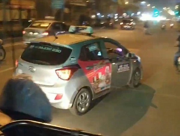 Văn hóa giao thông Thủ đô: Đến xe buýt cũng phải… đầu hàng