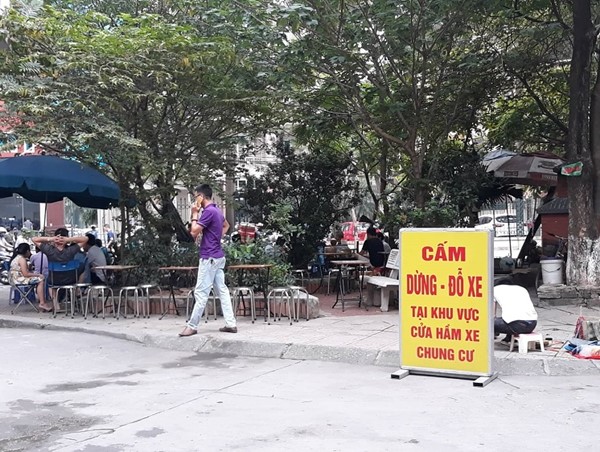 Phố Trần Điền: Người đi bộ bị đẩy xuống lòng đường