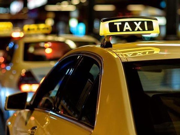 Báo cáo Thủ tướng về quy định gắn hộp đèn cho taxi công nghệ