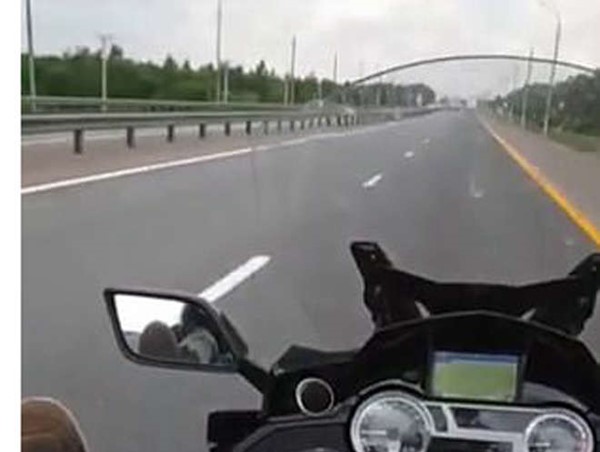 Lái xe 130 km/giờ bằng chân và cái kết của blogger nổi tiếng người Nga