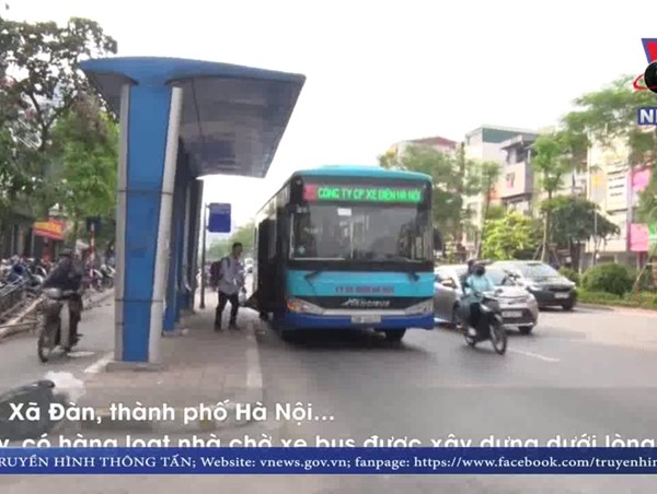 Hà Nội: Nhà chờ xe buýt bỗng nhiên ‘mọc’ giữa đường