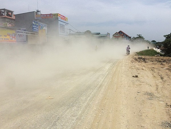 Quốc Oai: Khổ sở với đường đê Phượng Cách