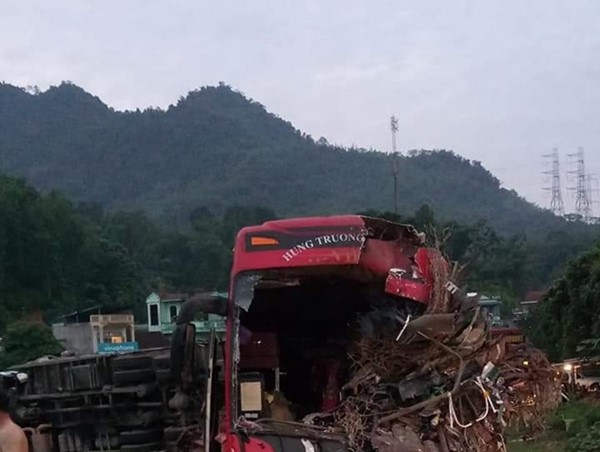 Xe khách đấu đầu xe tải trong đêm, hơn 30 người thương vong