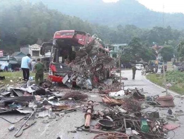 Chỉ đạo khẩn của Phó Thủ tướng về vụ xe khách đấu đầu xe tải tại Hòa Bình