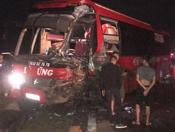 Thêm vụ xe khách bị tông nát đầu trên Quốc lộ 6 