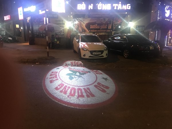 Mất an toàn giao thông do đèn LED chiếu logo xuống lòng đường