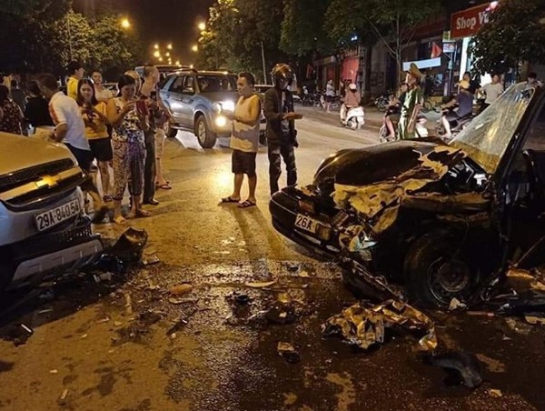 [Clip] Khoảnh khắc 2 ô tô đấu đầu khiến 4 người bị thương