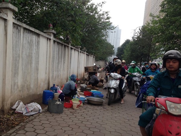 “Chợ cóc” hoạt động sôi nổi, dân tình lắc đầu ngao ngán cảnh tranh thủ mua bán trên vỉa hè
